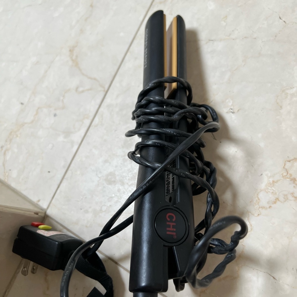 Chi original ceramic hair straightening flat iron. 1” plate, black
